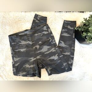 Athleta Ultimate Camo 7/8 Tight Small